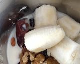 A picture of step 2 of Power pack banana shake with dry fruit.