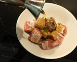 Foto del paso 1 de la receta: Costilla adobada con salsa
