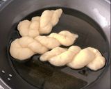 Foto langkah ke 4 dari resep Kkwabaegi (korean twisted donuts).