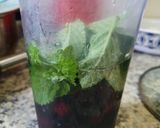 Foto del paso 2 de la receta: Jugo de berries y mentas