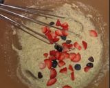 Foto del paso 3 de la receta: Torta de harina de almendras con frutos rojos