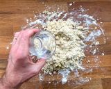 Foto del passaggio 2 della ricetta Grissini al Pesto di Agrumi
