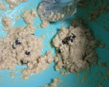 Foto del paso 2 de la receta: Galletitas de avena, limón y pasas de uva!