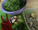 Foto langkah ke 1 dari resep Udang Tumis Kangkung Belacan.