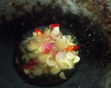 Foto langkah ke 3 dari resep Tumis genjer tahu udang.