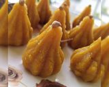 A picture of step 3 of Besan modak.