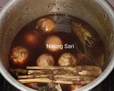 Foto langkah ke 2 dari resep Telur Pindang Daun Jambu.
