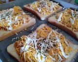 Foto langkah ke 2 dari resep Pizza roti tawar simple enak.