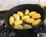 Une image de l'étape 4 de Pommes de terre « farcies » laurier aux herbes aromatiques et ail en chemise.