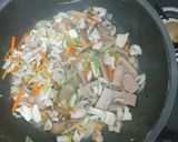 Foto langkah ke 3 dari resep Tumis Ayam, Sosis, Jamur Kancing.