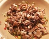 Foto del paso 11 de la receta Ensalada de pulpitos con picado