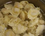 Foto del passaggio 6 della ricetta Tortelloni ripieni di crema al salmone affumicato