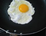 Foto langkah ke 2 dari resep Telur ceplok bumbu kecap.