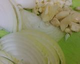 Foto langkah ke 2 dari resep Caramelized onion pasta.