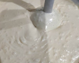 Foto del paso 3 de la receta: Tarta Fluida de Chocolate Blanco, Plátano y Arándanos con Base de Galletas y Helado de Violetas