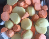 Foto del paso 2 de la receta: Salmón con boniatos, patatas y zanahorias