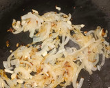 Foto del paso 2 de la receta: Merluza encebollada en amarillo