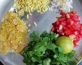 A picture of step 1 of Bhelpuri.