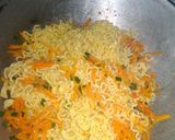 Foto langkah ke 4 dari resep Mi goreng wortel.