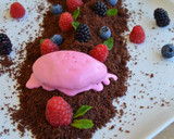 Foto del paso 2 de la receta: Tierra de chocolate con mermelada de frambuesa helado de fresa y frutos rojos