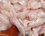 Gombás -tejfölös csirkemelltokány nokedlivel recept fázis 2 fotója