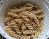 Foto del paso 5 de la receta: Pasta con camarones y flor de calabaza 🍝🦐🧀