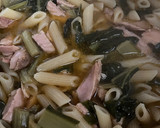 Foto del paso 5 de la receta: Macarrones con melva y acelgas silvestres, one pot!