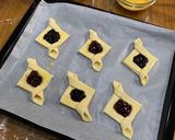 Foto langkah ke 4 dari resep Puff Pastry Mudah! Simple Jam Tarts.