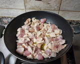 Foto del paso 2 de la receta: Daditos de pollo con guisantes y pimientos
