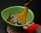 Foto langkah ke 4 dari resep TANPA TERIGU TANPA MIXER TANPA OVEN | CAKE KETAGIH SUPER LEMBUT.
