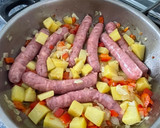 Foto del paso 3 de la receta: Guiso de longanizas al vino tinto