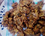 A picture of step 3 of Alu palak aur piaz k pakory.