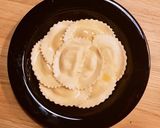 Hình bước làm 4 của món Ravioli Sốt Kem Nấm Topping Cá Hồi Xông Khói & Trứng Cá Caviar