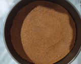Foto del paso 2 de la receta: Tarta fluida de chocolate blanco con base de galletas Lotus y helado de violetas