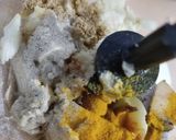 Foto langkah ke 1 dari resep Martabak Telur Isi Kare Daging dan Jamur Kancing.
