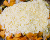 Foto del paso 6 de la receta: TARTA CON MASA CASERA EN LICUADORA🥧CON CUBOS DE ZAPALLO CALABAZA 🎃 VERDEOS, PUERROS Y MUCHO QUESO 🧀