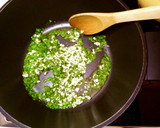 Foto del paso 4 de la receta: Merluza en salsa verde con guarnición de gambas y champiñones