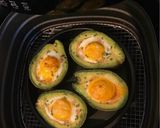 Hình bước làm 4 của món Avocado egg boat