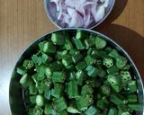 A picture of step 1 of Bhindi or ladyfingers fry.