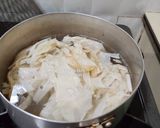 Foto langkah ke 1 dari resep Sup Kimlo Kembang Tahu Simple.