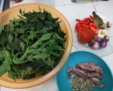 Foto langkah ke 1 dari resep Tumis daun pepaya cumi asin pedas.