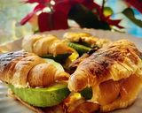 Foto del paso 2 de la receta: Croissant de salmón marinado casero con aguacate