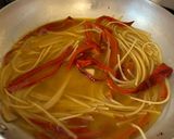 Foto del passaggio 2 della ricetta Spaghetti in padella 30 sgombro peperone limone