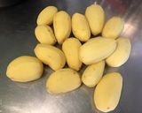 Une image de l'étape 2 de Purée aux deux pommes de terre, curcuma, ail et persil.