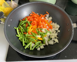 Foto del paso 3 de la receta: Spaghettis con salsa de queso fresco de cabra, verduras y langostinos