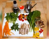 Foto del passaggio 1 della ricetta Insalatona mista con coscia e petto di pollo arrosto e crostini