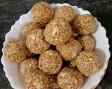 A picture of step 4 of Till ke ladoo.