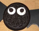 Foto del paso 4 de la receta: Murciélagos de Oreo (Rápidas)