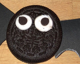 Foto del paso 4 de la receta: Murciélagos de Oreo (Rápidas)