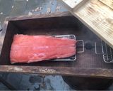 Foto del passaggio 8 della ricetta Salmone affumicato di Natale fatto in casa